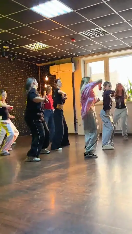 Группа ONE OF STUDIO разбирает связку в зале